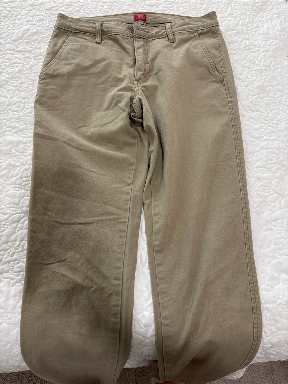 Levi's Men's Straight Chino Pants in Khaki/Tan